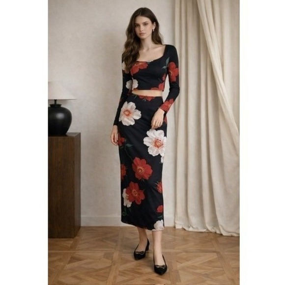 Commense Dresses & Skirts - NWT Commense Black Red Floral Two Piece Maxi Skirt Crop Top Small